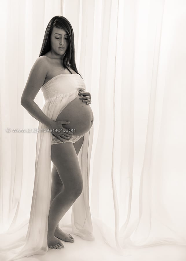 black-and-white-maternity-photographer