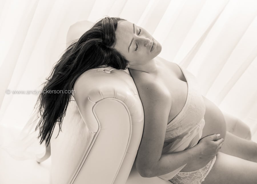 black-and-white-pregnancy-photography