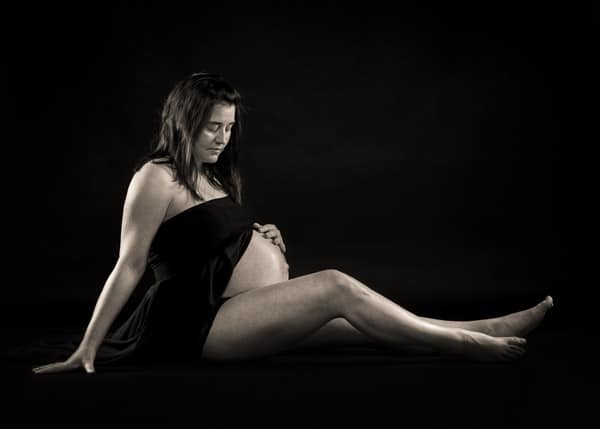 black-and-white-maternity-photoshoot