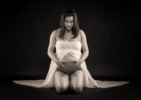 monochrome-maternity-photography